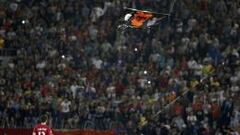 Mitrovic mira la bandera de la Gran Albania que sobrevol&oacute; el campo de juego.