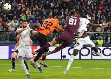 1-1. Antonio Rüdiger marca en el minuto 95 el tanto del empate. En la jugada, el central alemán sufre un corte en la cara tras chocar con el portero Anatoliy Trubi.