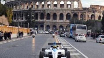 EXPECTACIÓN. Lucas di Grassi pilotó por las calles de la capital italiana para presentar la carrera.
