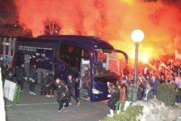 Los seguidores del Atlético acudieron al hotel de concentración para animar a su equipo antes del partido de Champions.