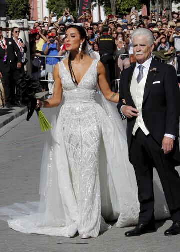 La novia Pilar Rubio llegando a la catedral del Sevilla del brazo de su padre Manuel Rubio