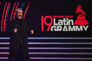 Miguel Bosé durante la 19º ceremonia anual de los Premios Grammy Latinos en el MGM Grand Garden Arena en Las Vegas.