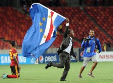 Lucio Antunes entrenador de la selección de Cabo Verde celebra la victoria de su equipo sobre Angola en la fase de grupos de la Copa Africana de 2013, lo que les permitió clasificarse para cuartos por primera vez en su historia.