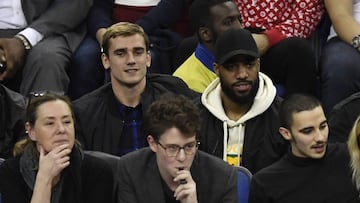 El jugador de Atletico Madrid Antoine Griezmann  y su colega de Arsenal Alexandre Lacazette  adurante un juego de la NBA entre Philadelphia 76ers y Boston Celtics en Londres.