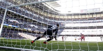 Desde los 11 metros el delantero uruguayo empató el partido.