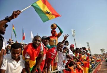 Ghana fans cheer for their team during the 2015 African Cup of Nations group C football match between Ghana and Senegal in Mongomo on January 19, 2015. AFP PHOTO / CARL DE SOUZA