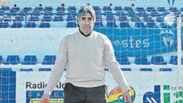 <b>BAJO PALOS. </b>Alfonso Vidal posa para AS en una de las porterías de El Collao (Alcoy) con ocho balones.