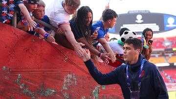 KANSAS CITY, MISSOURI - JULY 01: Gio Reyna of United States greets fans prior to the CONMEBOL Copa America 2024 Group C match between United States and Uruguay at GEHA Field at Arrowhead Stadium on July 01, 2024 in Kansas City, Missouri.   Michael Reaves/Getty Images/AFP (Photo by Michael Reaves / GETTY IMAGES NORTH AMERICA / Getty Images via AFP)