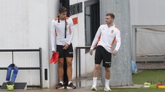 Gabriel Paulista, junto a Lato, en un entrenamiento.