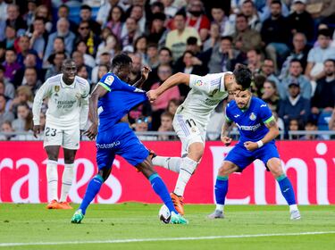Marco Asensio pelea un balón.