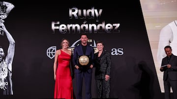 16/10/25 GALA HALL OF FAME 2025 BALONCESTO GALA DIARIOAS DIARIO AS
ENTREGA DE PREMIO A RUDY FERNANDEZ
MARTA FERNANDEZ
ELISA AGUILAR PRESIDENTA FEB