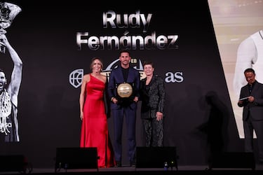 Rudy Fernández posa con su premio en el escenario junto a su hermana Marta Fernández y la presidenta de la FEB, Elisa Aguilar.