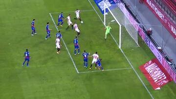 En Sevilla siguen sin entender cómo este tiro de Ocampos a 2 metros de la portería no fue gol
