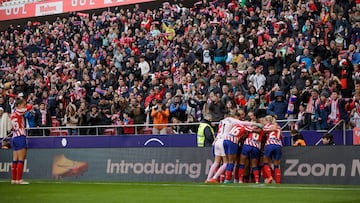 Las jugadoras del Atlético celebran el segundo gol de Cardona junto a su afición en el Metropolitano.