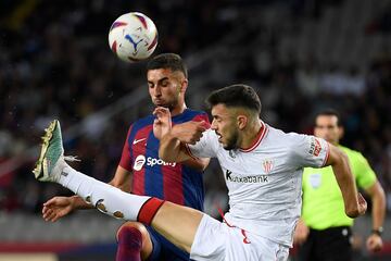 Ferrán Torres pelea un balón con Aitor Paredes.