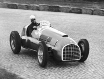 Juan Manuel Fangio consiguió 5 de los 8 primeros Campeonatos del Mundo de Fórmula 1. Compitió en diferentes pruebas automovlísticas por Sudamérica.