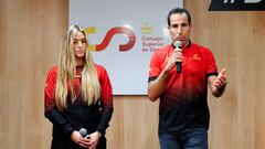 MADRID, 18/01/2023.- Los triatletas Marta Francés y Emilio Martín participan en la presentación del Campeonato del Mundo de Triatlón Multideporte Ibiza 2023, que se celebrará del 29 de abril al 7 de mayo, este miércoles, en la sede del Consejo Superior de Deportes, en Madrid. EFE/ Eduardo Oyana
