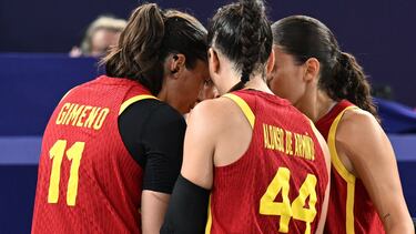 La Selecci¨®n femenina de basket 3x3 hace pi?a durante la final ol¨ªmpica frente a Alemania.