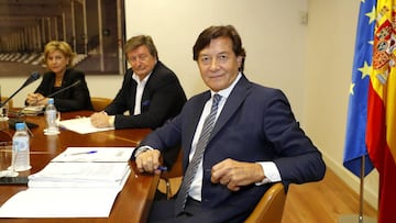 En primer plano, Jos&eacute; Ram&oacute;n Lete, presidente del Consejo Superior de Deportes; detr&aacute;s, el presidente en funciones de la RFEF, Juan Luis Larrea; y la secretaria general, Esther Gasc&oacute;n.