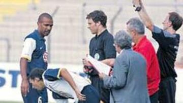 <b>PARODIA. </b>El árbitro le dice a Costinha que se vaya y Miguel entra en su lugar.