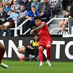 La reacción de Luis Díaz al cambio por la expulsión de Van Dijk