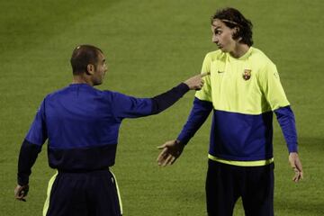 Pep Guardiola, leftt, talks with Zlatan Ibrahimovic