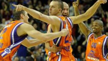 El Power se clasifica para el 'Top 16' por la puerta grande