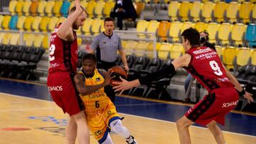 Albicy supera a Brussino y Benzing en el partido entre el Herbalife Gran Canaria-Casademont Zaragoza.