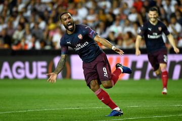 1-2. Alexandre Lacezette celebró el segundo gol.