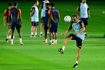 Luis Enrique también tocó balón durante el entrenamiento.