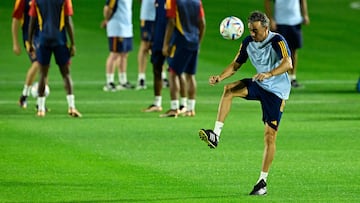 Luis Enrique también tocó balón durante el entrenamiento.