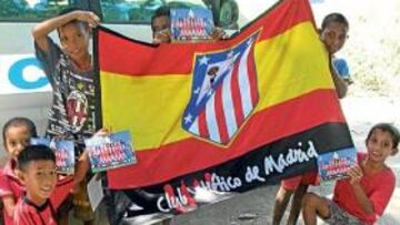 <b>NIÑOS Y MAYORES. </b>Alejandro Alonso ha llevado al Atlético hasta Timor Oriental, el país más pobre de Asia.