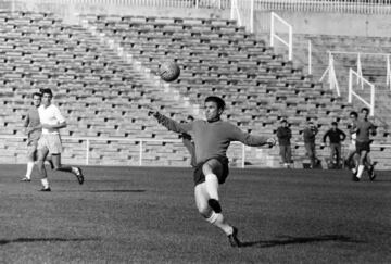 La historia de Ferenc Puskas es de las más rocambolescas de la historia de la Selección. Antes de ser internacional con España, Puskas representó a Hungría en 85 partidos. En el mundial de 1954 llegó a la final y anotó dos goles, pero Alemania consiguió remontar en un encuentro agónico. En 1956 abandonó su país debido a la invasión soviética, siendo inhabilitado durante dos años por FIFA y UEFA. En 1958 se instaló en Madrid y firmó por el club blanco, donde después se convertiría en una leyenda. A pesar de solo tener cuatro internacionalidades con la Selección, tres de ellas fueron en el Mundial de 1962, en el que España cayó en fase de grupos.