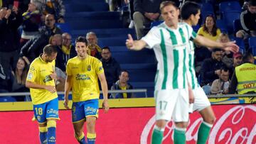 GRAF3326. LAS PALMAS DE GRAN CANARIA, 03/12/2017.- Los jugadores del U.D. Las Palmas Javi Castellano y Jonathan Calleri (c) celebran el gol marcado por Calleri ante el Betis, durante el partido de la jornada decimocuarta de Liga que se disputa esta noche en el Estadio de Gran Canaria. EFE/Ángel Medina G.