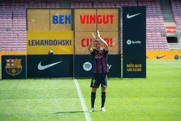 El delantero polaco ha sido presentado en el Camp Nou como nuevo jugador del Fútbol Club Barcelona.