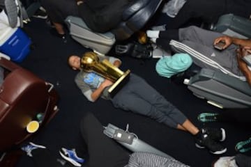 Los campeones de la NBA disfrutaron del viaje de vuelta a Oakland sin perder de vista el preciado trofeo Larry O'Brien. Stephen Curry.