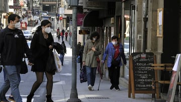 Vecinos de Ourense caminan por una de las calles del barrio de O Couto el mismo d&iacute;a en el que han prohibido las reuniones entre no convivientes ante el aumento de contagios de Covid-19. En Ourense, Galicia, (Espa&ntilde;a), a 3 de octubre. Esta med