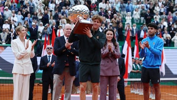 Jannik Sinner levanta el título de campeón en Montecarlo con Carlos Alcaraz al fondo.