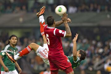 México necesitaba ganar si o si. Al 85’ Raúl Jiménez recibió con derecha un servicio de Fernando Arce, el esférico se levantó y sin pensarlo el americanista se tiró de chilena, el balón pegó en el poste derecho para meterse a la portería. Gol agónico que dejaba en el Tri su pase para el siguiente mundial.