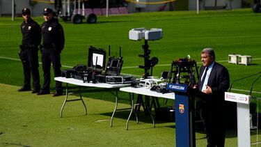 GRAFCAT6308. BARCELONA, 21/02/2023.- El presidente del FC Barcelona, Joan Laporta, durante la presentación del sistema Kuppel de seguridad aérea, tras la cual aseguró que "en breve" dará "todas las explicaciones necesarias", respecto al caso Negreira, en una rueda de prensa en la que ofrecerá detalles sobre la investigación externa que se está llevando a cabo desde hace unos días. EFE/Enric Fontcuberta