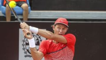 El chileno Nicol&aacute;s Jarry ante el espa&ntilde;ol David Ferrer durante la primera ronda del Abierto de R&iacute;o de Janeiro