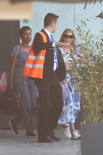 Ana Obregón en el aeropuerto junto a la pequeña Ana Sandra Lequio tras regresar de Estados Unidos.