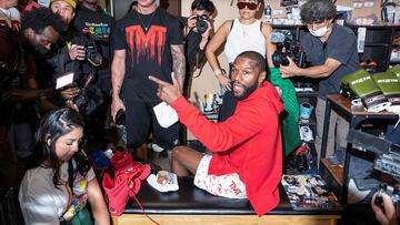 El boxeador estadounidense Floyd Mayweather rodeado de una gran expectación durante su entrenamiento en Tokyo, Japón, para preparar el combate de exhibición planeado contra el artista marcial mixto japonés Mikuru Asakura el próximo 25 de septiembre.