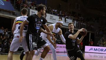 GRAF4253. ANDORRA LA VELLA, 05/05/2019.- Andreas Obst (d), escolta del Obradoiro intenta superar a el p&iacute;vot estadounidense del MoraBanc, Jerome Jordan (c), durante el partido de la trig&eacute;sima jornada de la Liga Endesa entre el MoraBanc Andorra y el Monbus Obradoiro que se juega hoy en el Poliesportiu d&#039;Andorra. EFE/ Fernando Galindo