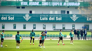 La directiva del Betis, en el entrenamiento del primer equipo.