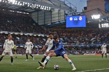 Rodrygo Goes y Kai Havertz en acción al comienzo del partido.