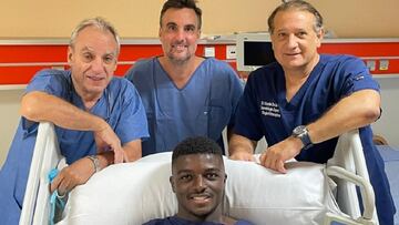 Moussa con los m¨¦dicos que le han operado.