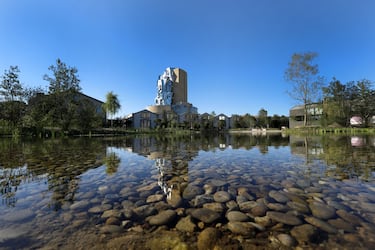 El 7 de julio de 2021 se inauguró el edificio de la Fundación Luma en Arlés, sur de Francia. La torre retorcida, revestida con placas de aluminio reflectantes, diseñada por el arquitecto estadounidense Frank Gehry, alberga la Fundación de Arte Luma en Arles.