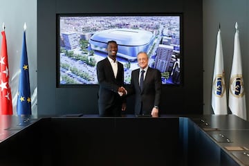 Camavinga en su presentación como nuevo jugador del Real Madrid junto a Florentino Pérez, presidente del club blanco. 