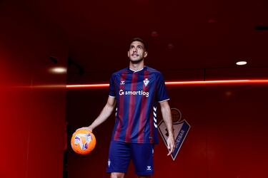 El Eibar anuncia por sorpresa a Álvaro Rodríguez delante de Ipurua 